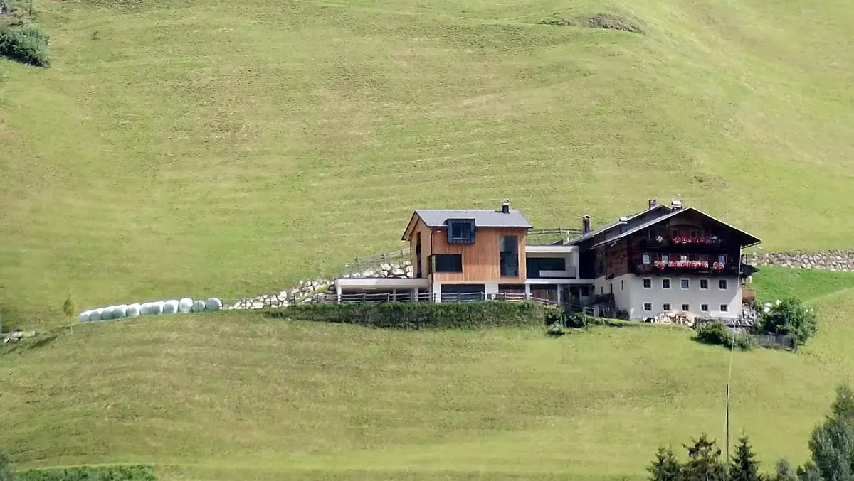 Der Hirnbergerhof inmitten grüner Bergwiesen