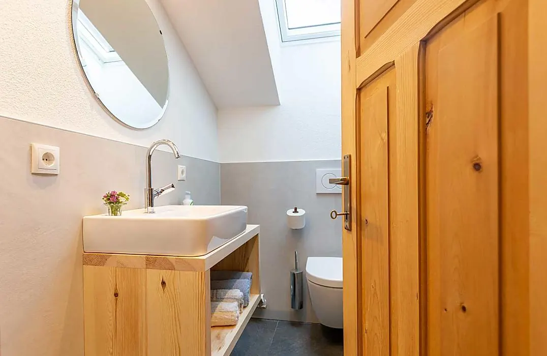 Helles Badezimmer der Unterkunft am Hirnbergerhof